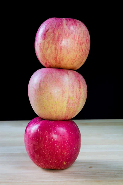 Stapel van drie appels — Stockfoto