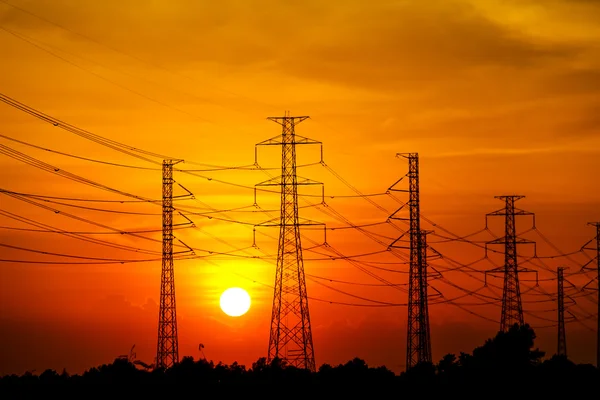 Hoogspanning macht transmissielijnen en pylonen — Stockfoto