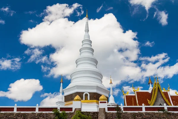 Biała pagoda i błękitne niebo — Zdjęcie stockowe