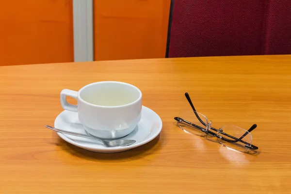 Fincan kahve ve gözlük — Stok fotoğraf