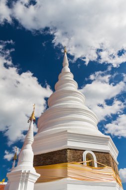 Beyaz pagoda ve mavi gökyüzü