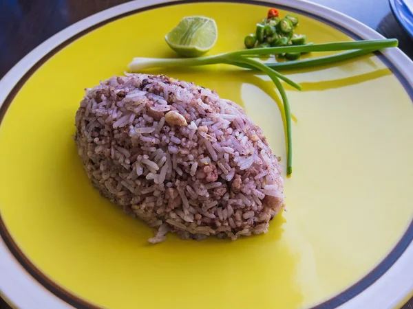 Жареный рис с соленой оливкой — стоковое фото