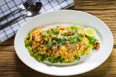 Kızarmış pirinç.