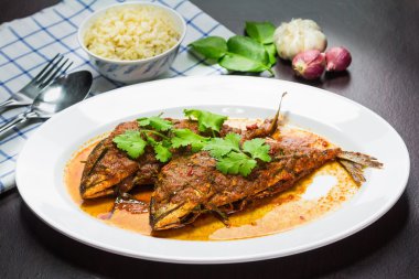 Baharatlı uskumru çanak