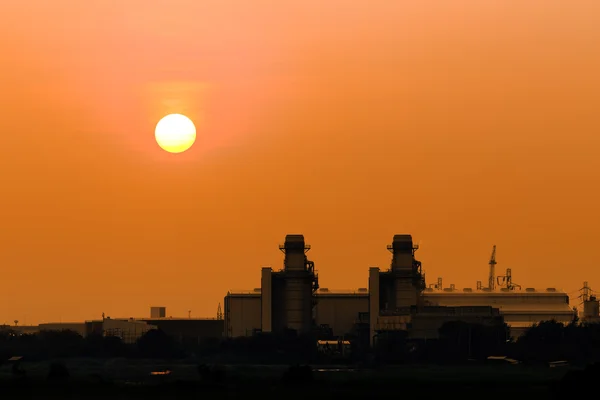 Elektriciteitscentrale bij zonsondergang — Stockfoto