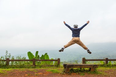 mutlu bir atlama adam