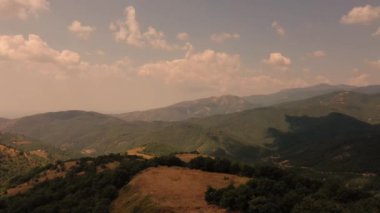 Yunanistan 'da gündüz saatlerinde 4K görüntülü hava aracı. Plato tepeleri üzerinde yumuşak uçuş 