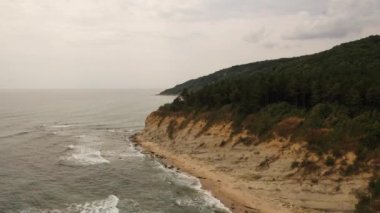 Okyanus üzerindeki hava aracı. Karadeniz, kumsal, kayalık dağlar. Kayalık uçurumlar.