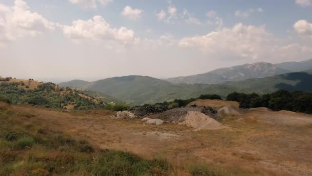 夏の昼間の4K品質の映像でギリシャ上空の空中ビュードローン。高原の丘を滑らかな飛行で — ストック動画