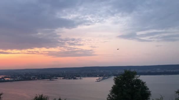Hubschrauber fliegt über Stadt Lichter Abend Fluss See Meer bei Sonnenuntergang Seehafen — Stockvideo