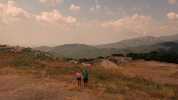 Кавказские европейские украинские туристы приветливо машут руками. беспилотник над Грецией — стоковое видео