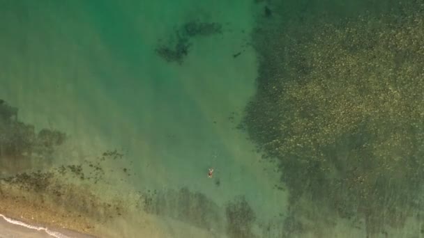 4k vista aérea magro caucasiano mulher sexy loira em biquíni maiô. menina natação snorkeling máscara — Vídeo de Stock