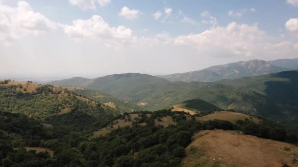 Vue aérienne drone au-dessus de la Grèce en été de jour séquences de qualité 4K. vol en douceur sur les collines du plateau — Video