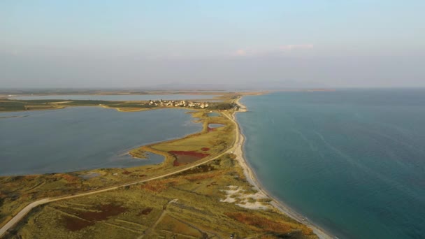 Zee baai Thracische zee wild strand. verlaten plek. luchtfoto drone boven Griekenland Ellada dag zonsondergang — Stockvideo