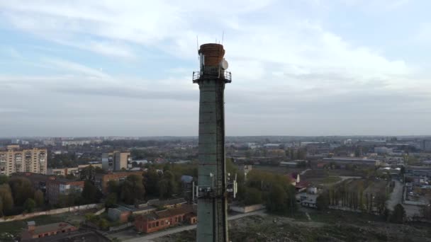 Filmagem aérea drone circulando em torno de tubos de fábrica por do sol — Vídeo de Stock