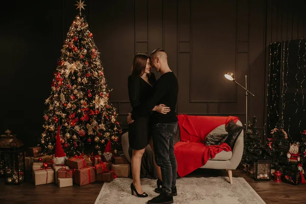 Aşk Çifti Erkek Kadın Noel Ağacının Yanında Öpüşüyorlar Yeni Yıl — Stok fotoğraf