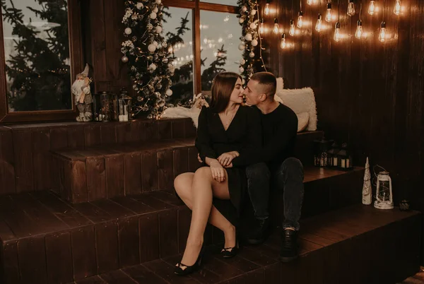 Pareja Amor Chico Chica Están Abrazando Besos Cerca Árbol Navidad —  Fotos de Stock