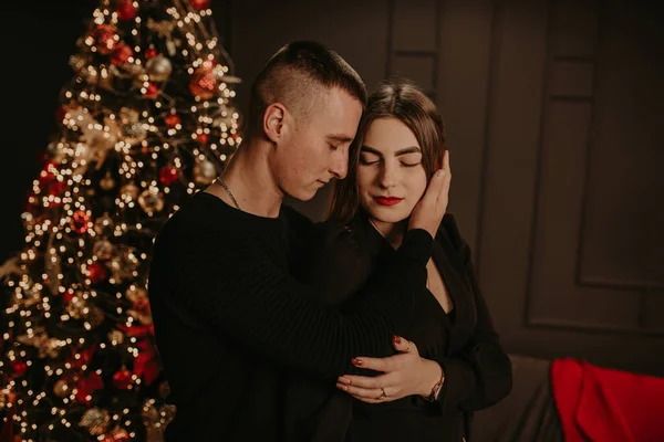 Liefde Paar Man Vrouw Knuffelen Zoenen Buurt Van Kerstboom Versierd — Stockfoto