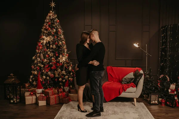 Láska Pár Muž Žena Objímání Líbání Vánočního Stromečku Vyzdobený Dům — Stock fotografie