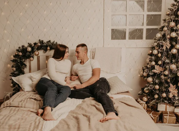 Çift Noel Ağacının Yanındaki Yatak Odasında Yatar Yeni Yıl Için — Stok fotoğraf