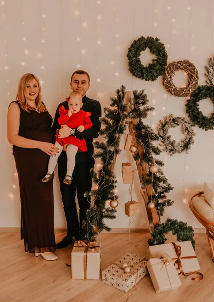 Família Feliz Com Esposa Grávida Escada Decora Casa Ano Novo — Fotografia de Stock
