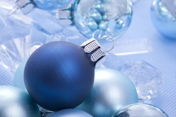 Blå blanka julgranskulor — Stockfoto