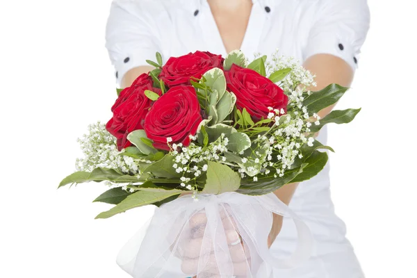 Femme avec un bouquet de roses rouges — Photo