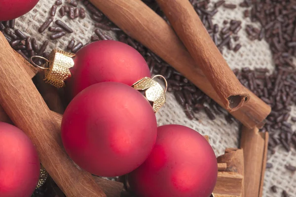 Kerstboom ornamenten en kaneelstokjes — Stockfoto