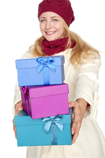 Frau bekommt ein Geschenk zu Weihnachten — Stockfoto