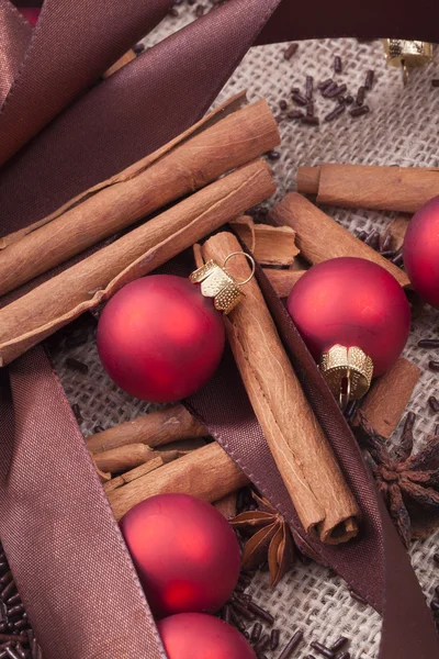 Enfeites de árvore de Natal vermelho — Fotografia de Stock