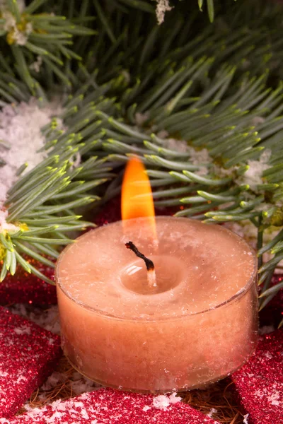 Decoración de Navidad con vela de adviento — Foto de Stock