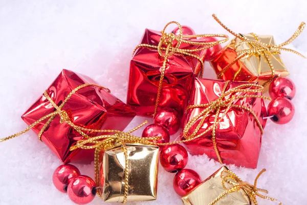 Rode en gouden geschenkdozen — Stockfoto