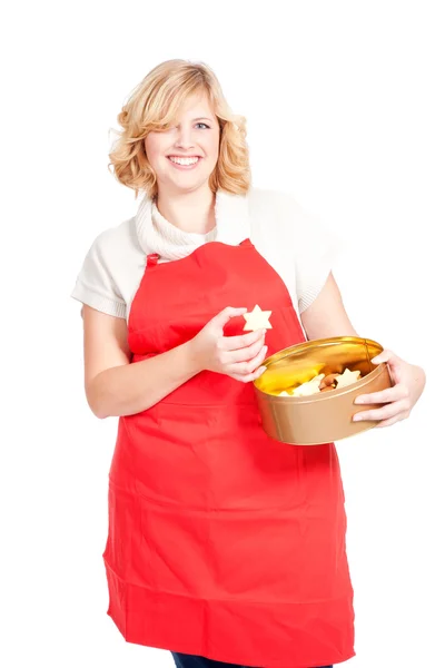 Жінка з червоним фартухом і коробкою для печива — стокове фото
