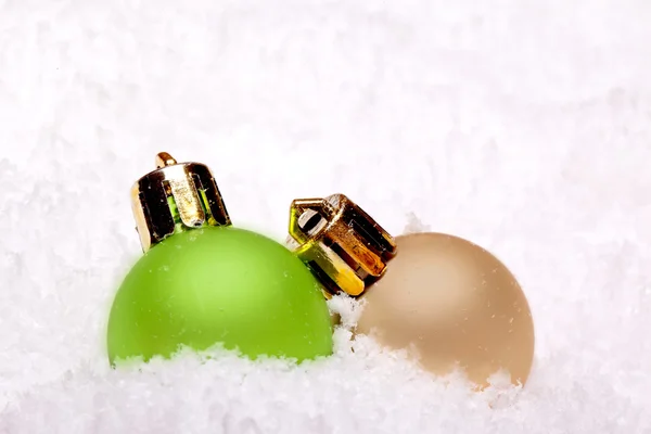 Ornamenti di palla di Natale verdi e dorati — Foto Stock