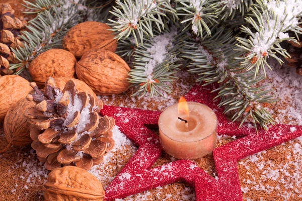 Vánoční dekorace s adventní svíčka — Stock fotografie