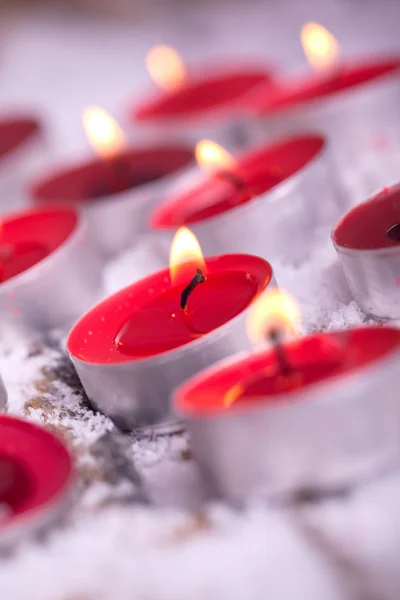 Luci rosse illuminate Tealights con fiamma dorata — Foto Stock