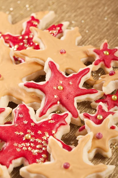 Galletas estrellas doradas y rojas — Foto de Stock