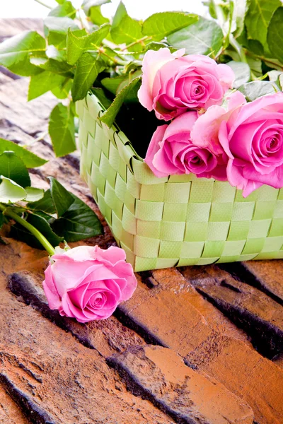 Rosas rosadas sobre fondo de madera — Foto de Stock