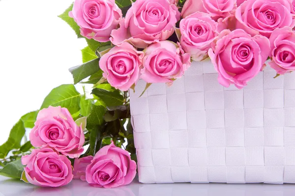 Roses dans un panier cadeau — Photo