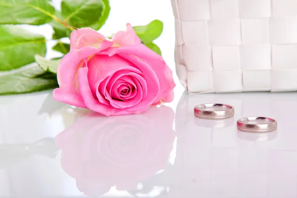 Wedding rings and pink roses — Stock Photo, Image