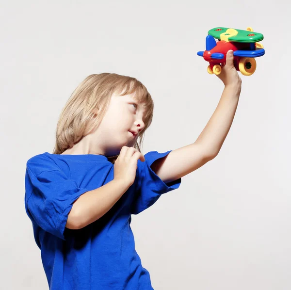 Menino com avião de brinquedo — Fotografia de Stock