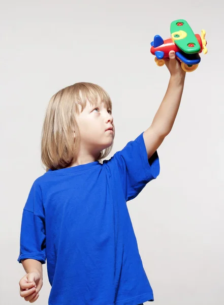 Menino com avião de brinquedo — Fotografia de Stock