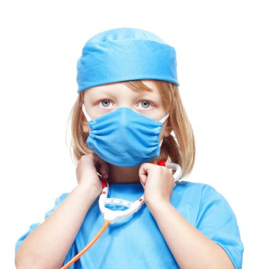 bir doktor oynayan çocuk