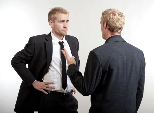 Zwei Geschäftsleute diskutieren — Stockfoto