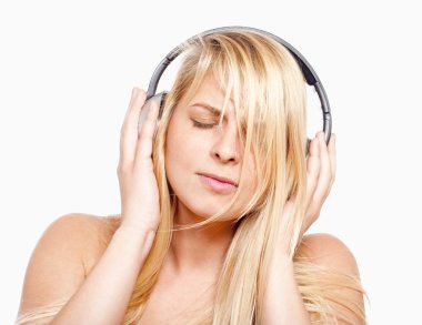 Genç kız müzik dinliyor.