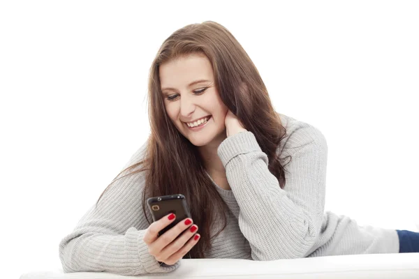 Chica leyendo mensaje de texto — Foto de Stock