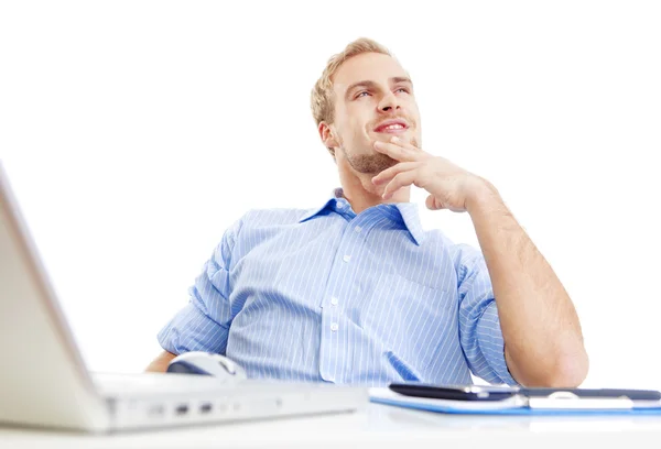 Jeune homme au bureau rêvasser — Photo