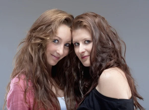 Két fiatal nő meg — Stock Fotó
