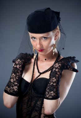 kadın şapka ve peçe ve iç giyim