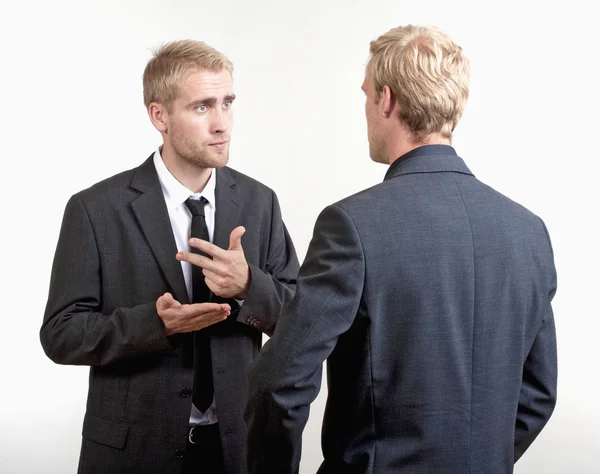 Due uomini d'affari discutono — Foto Stock